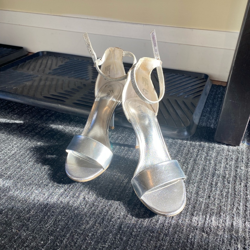 Fioni | Silver single strap high heel Prom pumps | Size 7.5